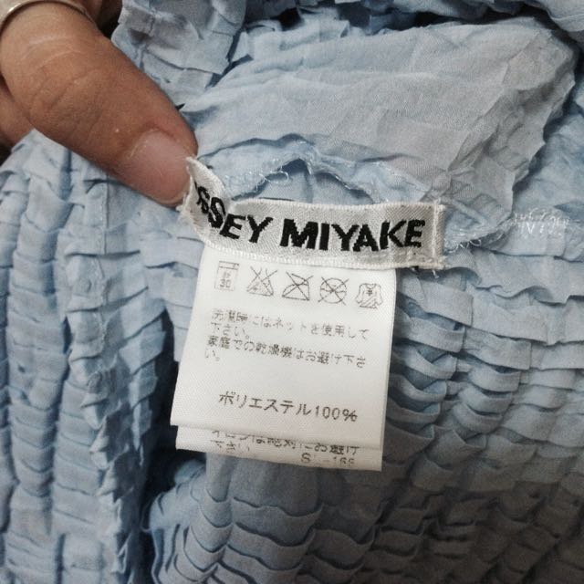 日本issey miyake 三宅一生正品水蓝色/宝宝蓝皱褶细肩带上衣 压摺小