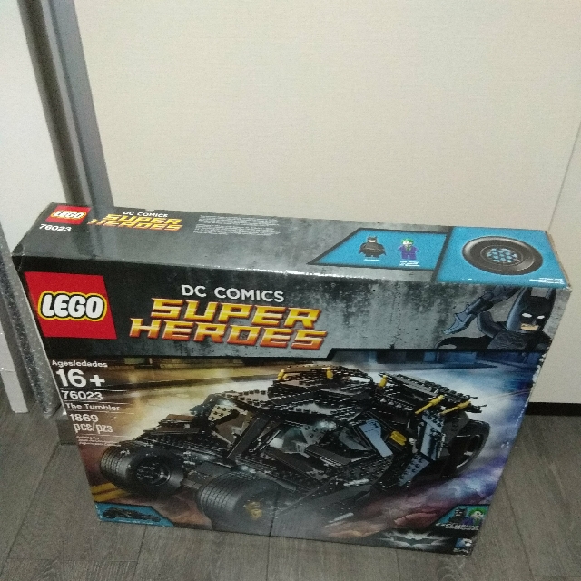 lego 76023 batman tumbler with acrylic casing