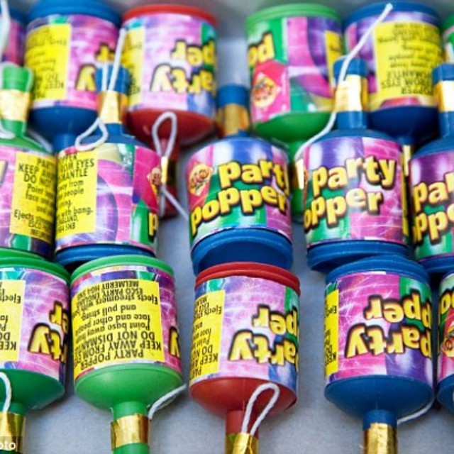 party poppers/toots/horns