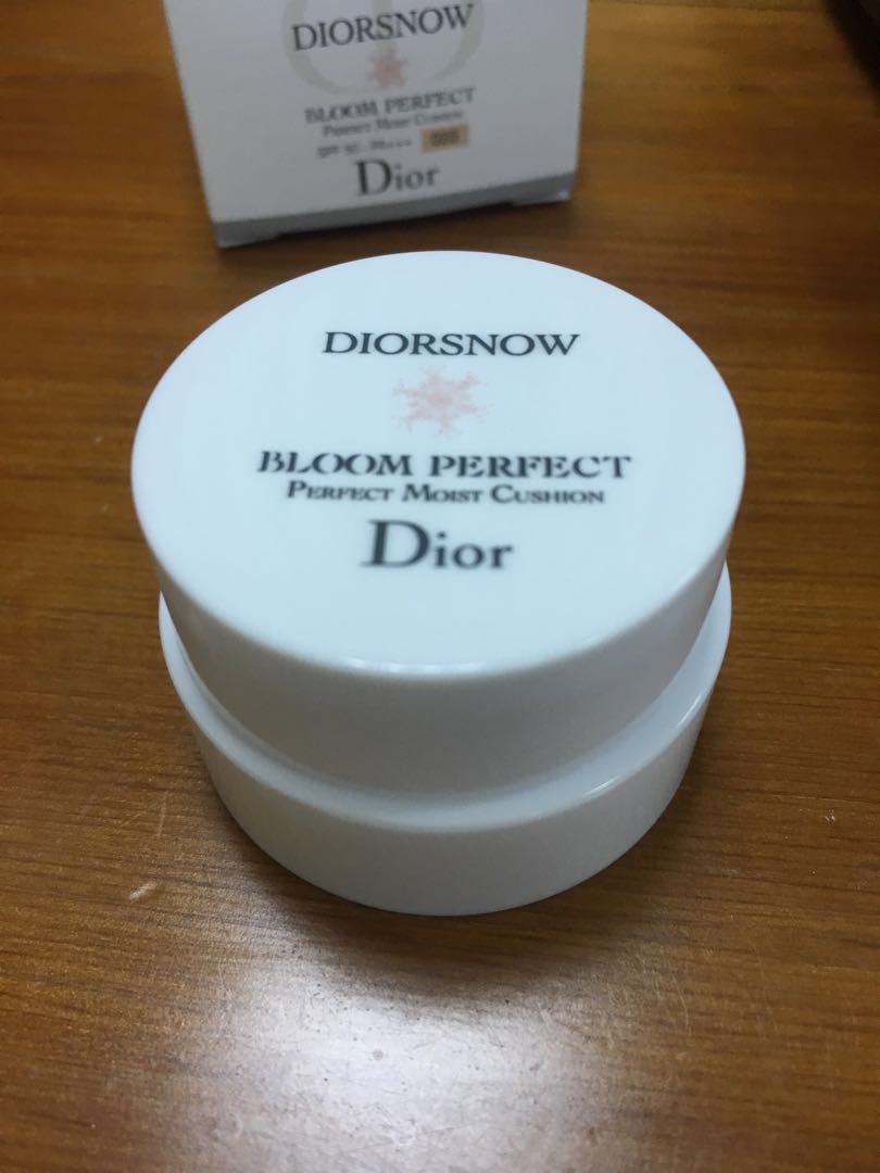dior雪晶灵光感气垫粉饼