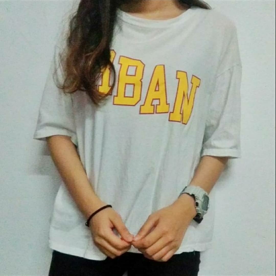 白底黄字t-shirt