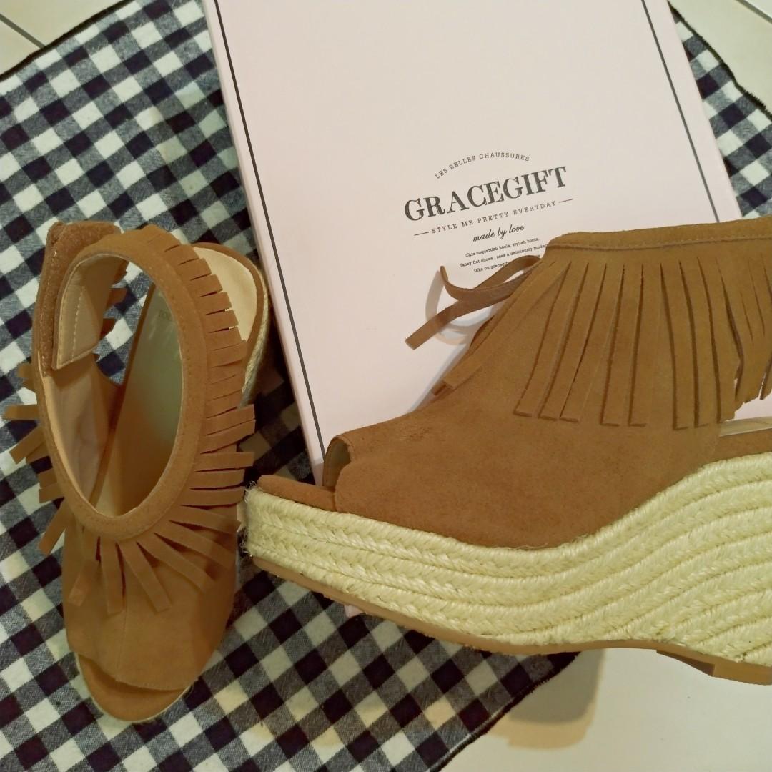 新品 #gracegift #全新 #未落地 #麂皮 #流苏 #鱼口 #楔形跟鞋  当初