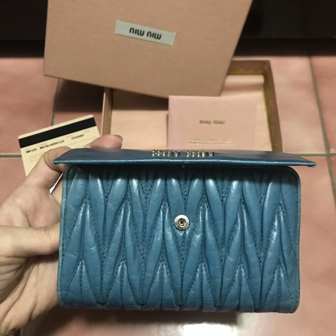全新miumiu 中夹 含保卡盒子 保证真品 台北可面交