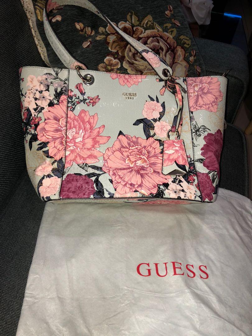 新品 guess handbag still in good condition, receive as a gi