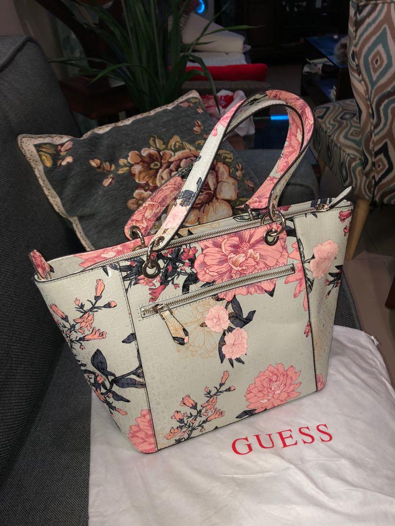 新品 guess handbag still in good condition, receive as a gi