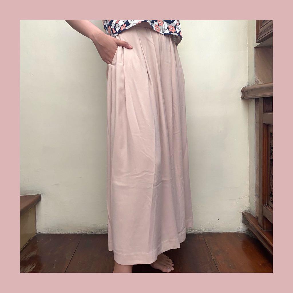 Uniqlo Nude Culotte Fesyen Wanita Pakaian Wanita Bawahan Di Carousell