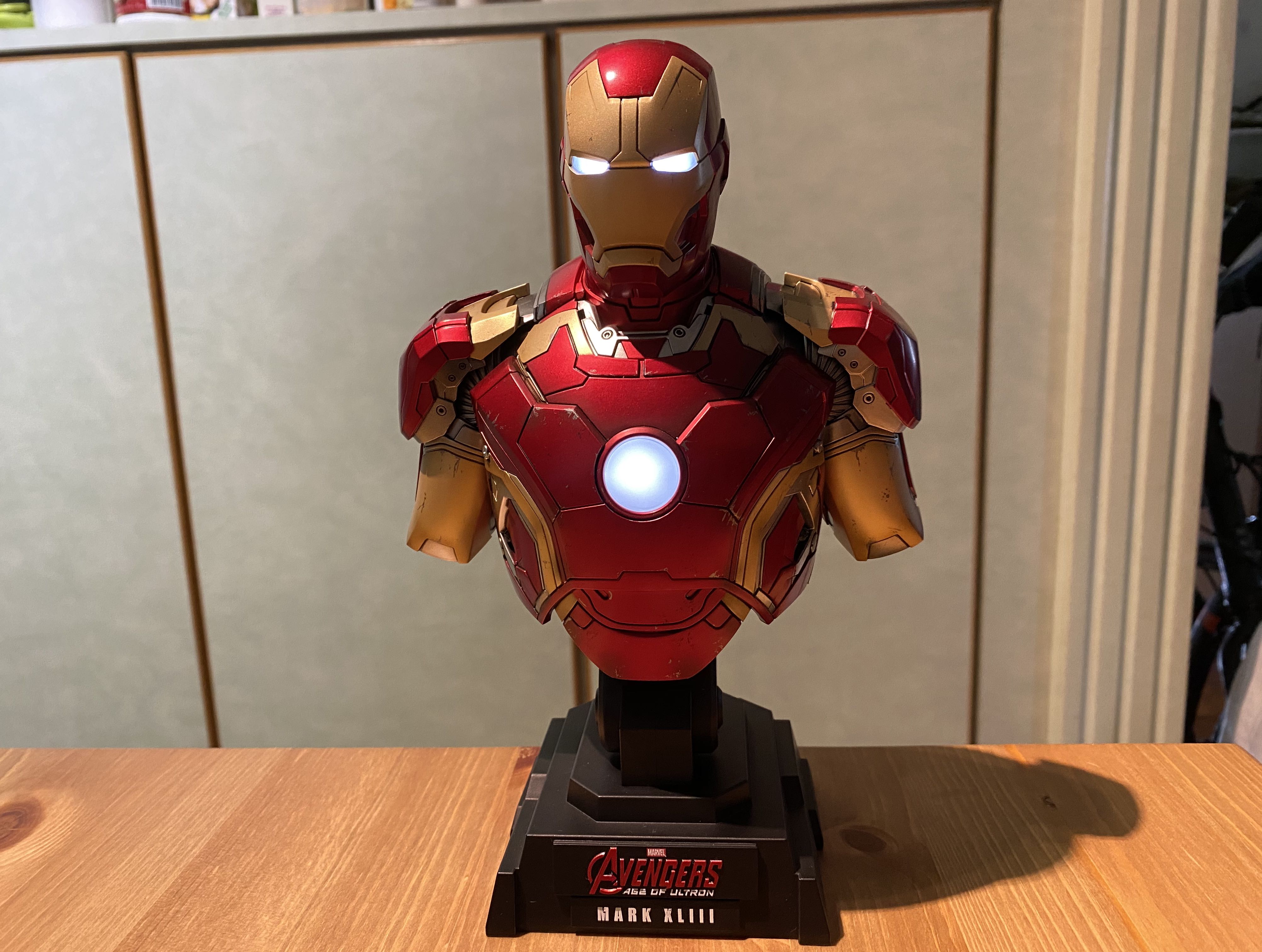 Hot Toys Iron Man Mark XLIII Scale Collectible Bust 戰損版 興趣及遊戲 玩具 遊戲類 Carousell