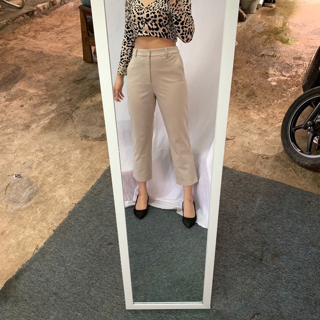 Celana Uniqlo Highwaist Kerja Bahan Khakis Beige Nude Korean Office