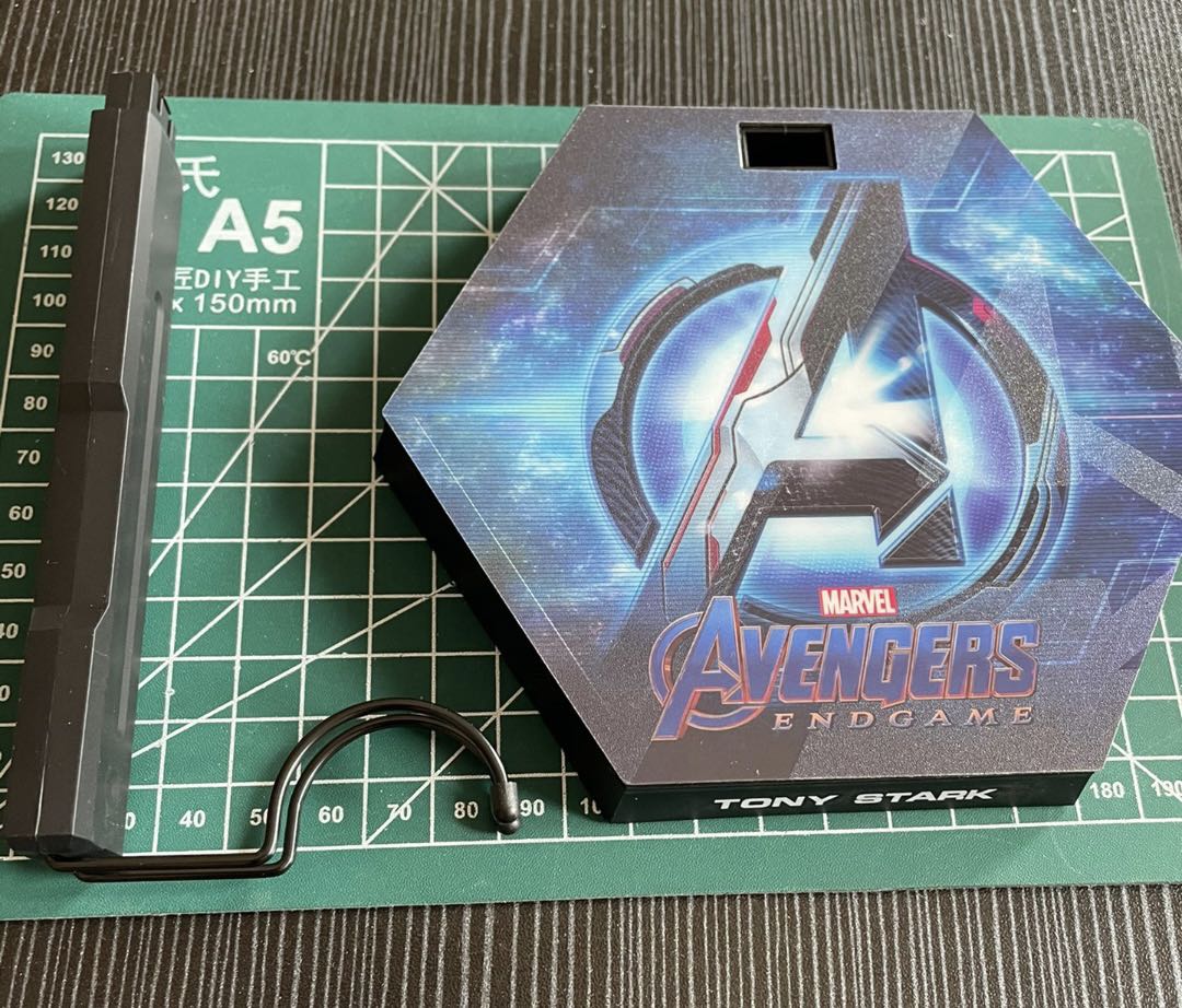 MARVEL AVENGERS END GAME HOT TOYS SCALE MMS TONY STARK TEAM SUIT FIGURE STAND Hobbies