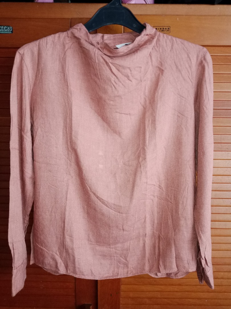 Uniqlo Peach Nude Fesyen Wanita Pakaian Wanita Atasan Di Carousell