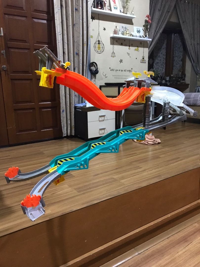 Hot Wheels Wall Tracks Toys Collectibles Mainan Di Carousell