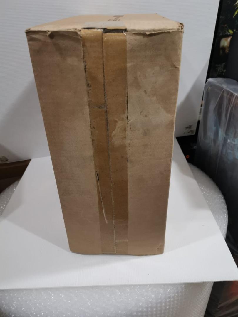 HOT TOYS MMS203D05 ROBOCOP ROBOCOP COLLECTIBLE FIGURE WITH MECHANICAL CHAIR DOCKING STATION 1