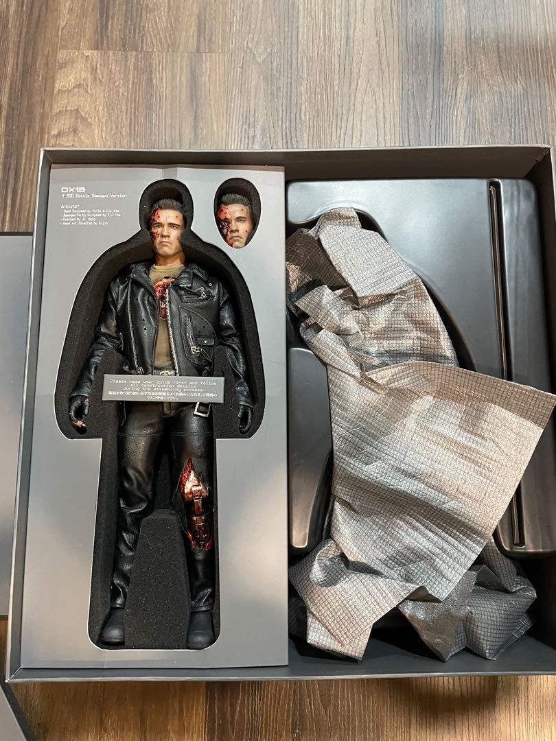 DX13 T 800 Battle Damaged Terminator Hot Toys Hobbies Toys Toys Games On Carousell