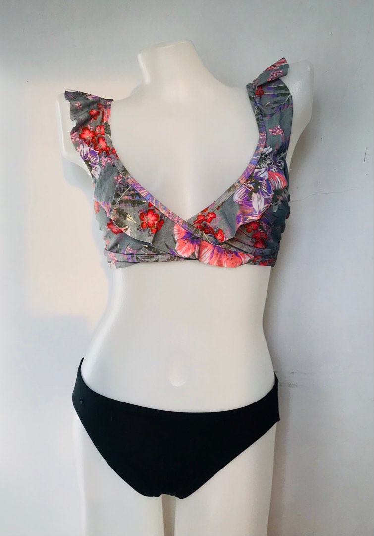 No Boundaries Bikini Top Women S Fashion Swimwear Bikinis