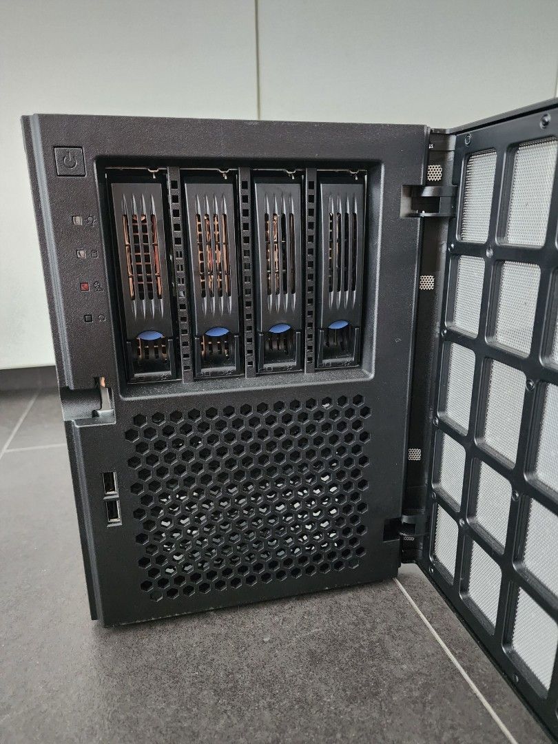 Chenbro Mini Itx Case With Hot Swap Removable Drive Bays Computers Tech Parts