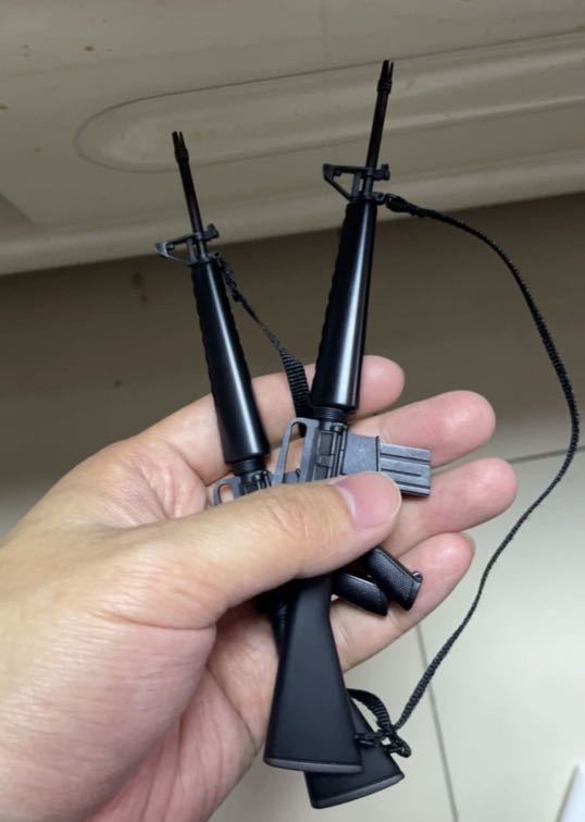 THE MATRIX HOT TOYS 1 6 SCALE MMS466 NEO PAIR OF ASSAULT RIFLES WEAPON Hobbies Toys Toys