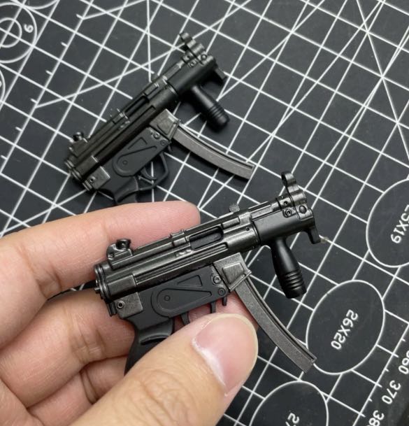 THE MATRIX HOT TOYS SCALE MMS NEO PAIR OF SUBMACHINE GUN WEAPONS Hobbies Toys Toys