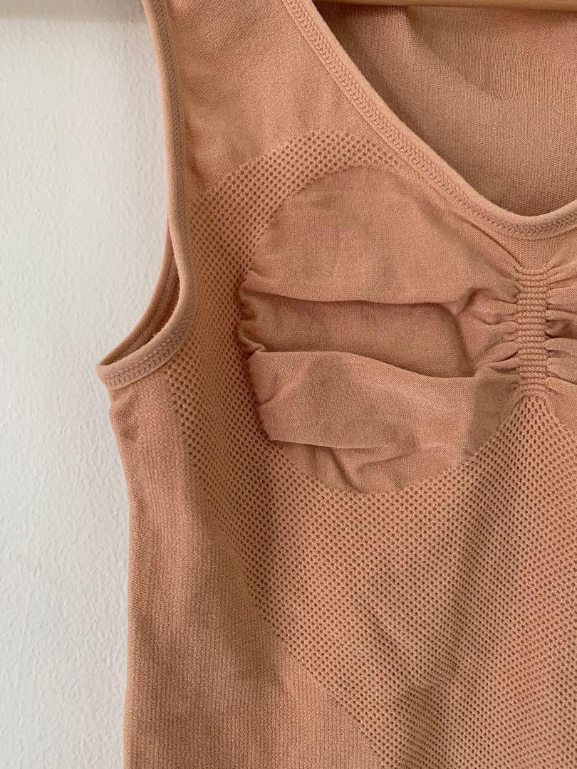 Tanktop Uniqlo Nude Fesyen Wanita Pakaian Wanita Atasan Di Carousell
