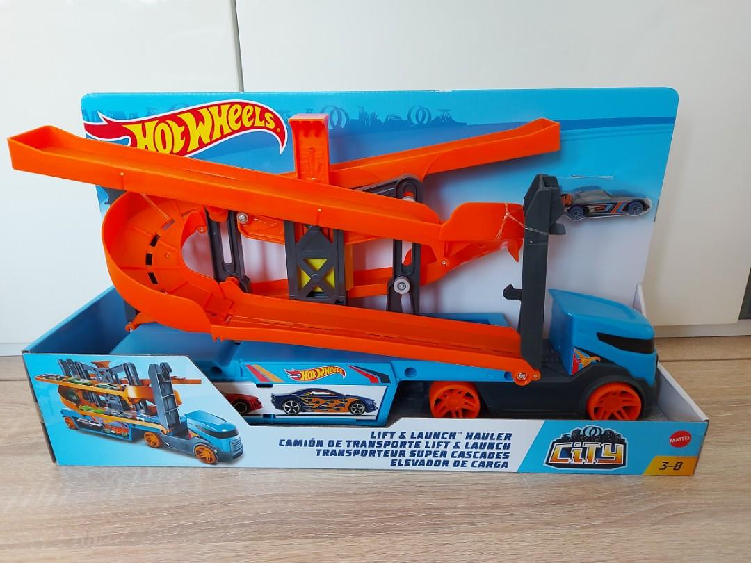 Hot Wheels Lift and Launch Hauler 興趣及遊戲 玩具 遊戲類 Carousell