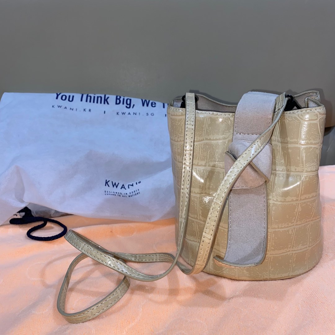 Kwani Micro Suede Knot In Nude Barang Mewah Tas Dompet Di Carousell