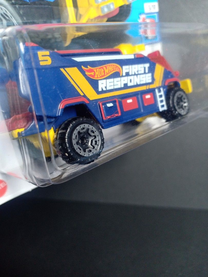 Runway Res Q Hot Wheels First Response Mini Collection Blue Yellow HTB