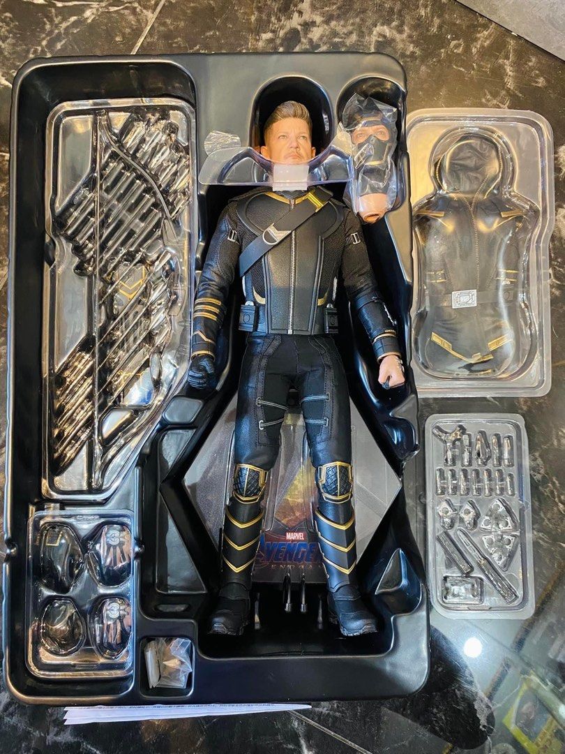 Hot Toys HAWKEYE Deluxe Ver Hobbies Toys Toys Games On Carousell