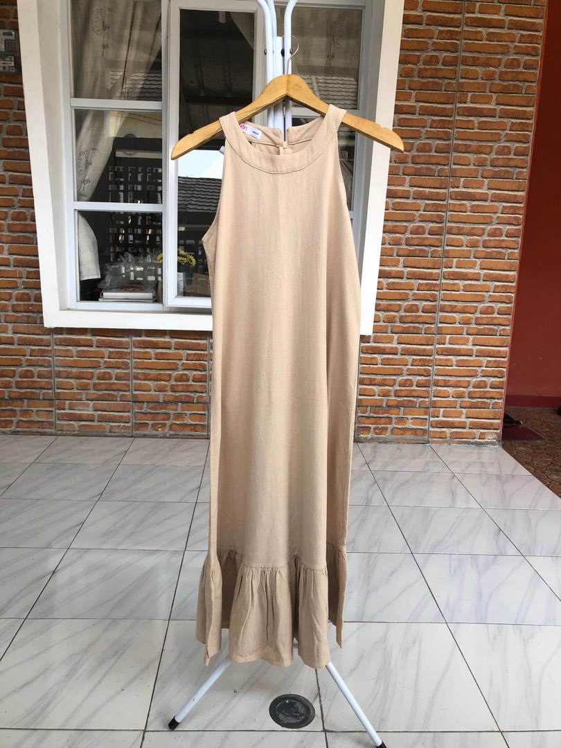 Halter Along Dress Nude Fesyen Wanita Pakaian Wanita Gaun Rok Di