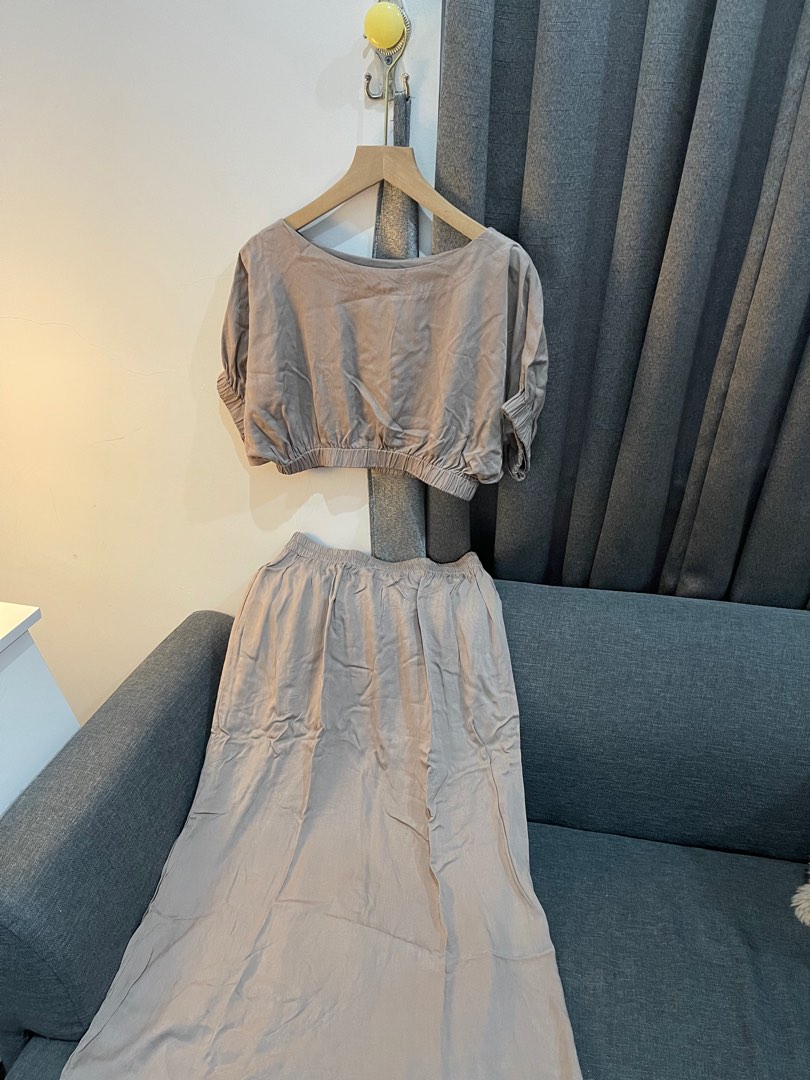 One Sett Nude Brown Fesyen Wanita Pakaian Wanita Gaun Rok Di Carousell