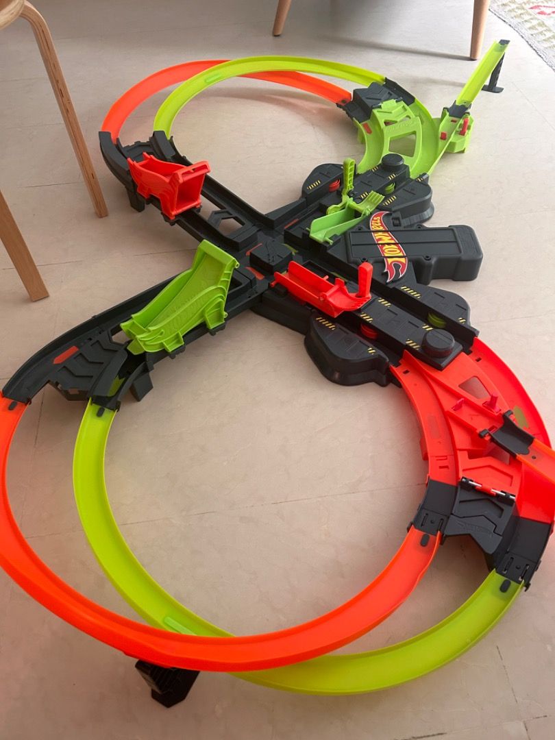 Hot Wheels Colossal Crash Track Hobbies Toys Toys Games On Carousell