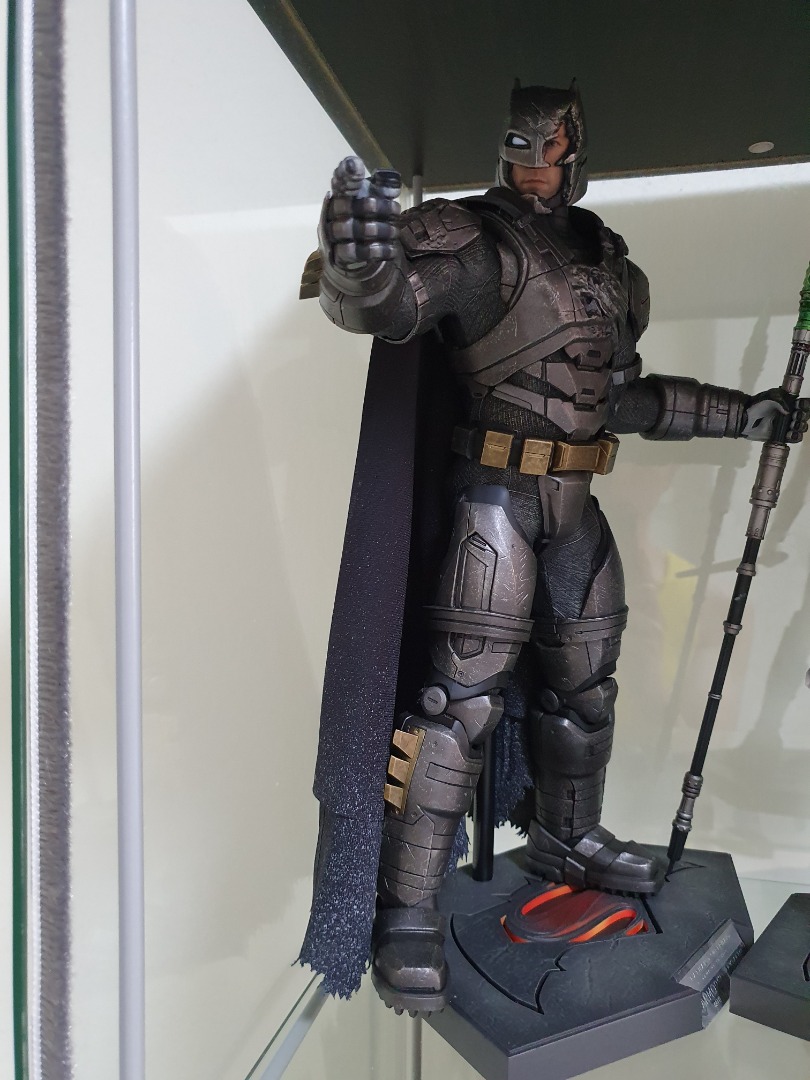 Hot Toys Battle Damaged Armored Batman Hobbies Toys Toys Games On Carousell