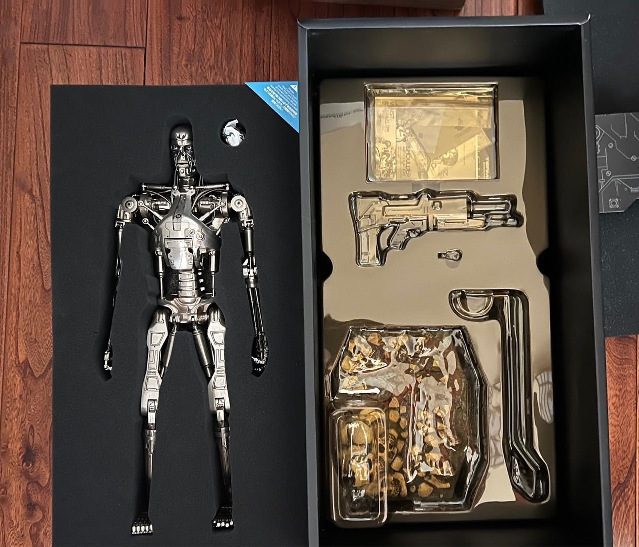 HOT TOYS QS 魔鬼終結者 T 金屬機器骨架 普版 書籍休閒與玩具 收藏紀念品 其他古董在旋轉拍賣