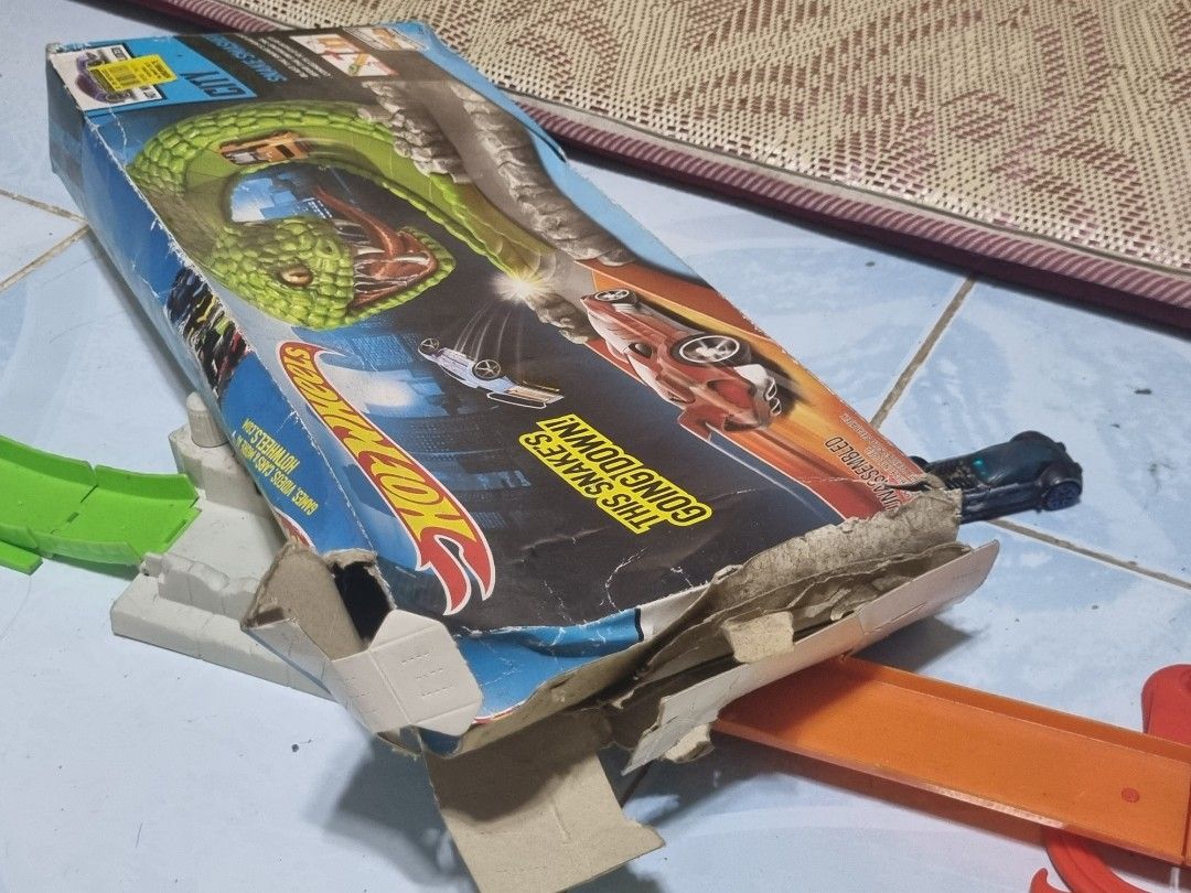 Hot Wheels Snake Smasher Track Set Hobbies Toys Toys Games On Carousell