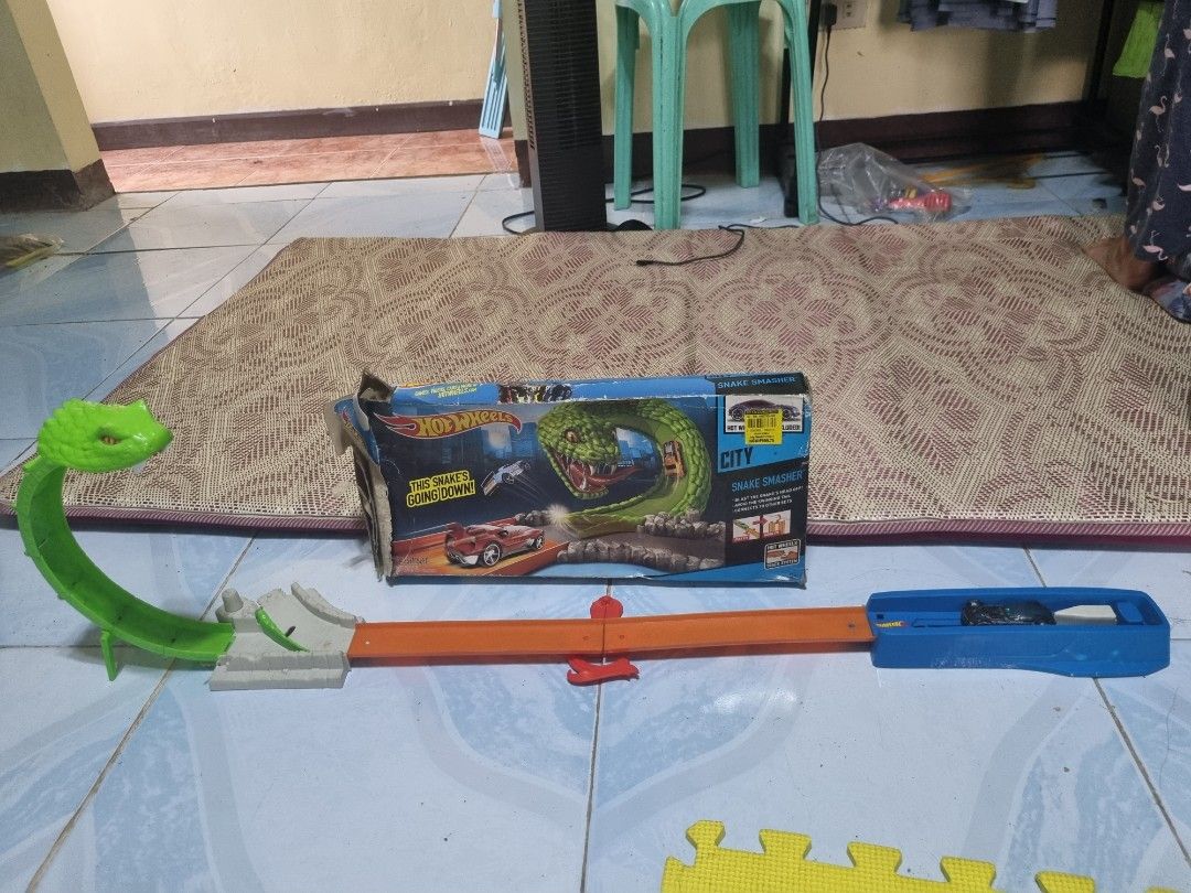 Hot Wheels Snake Smasher Track Set Hobbies Toys Toys Games On Carousell