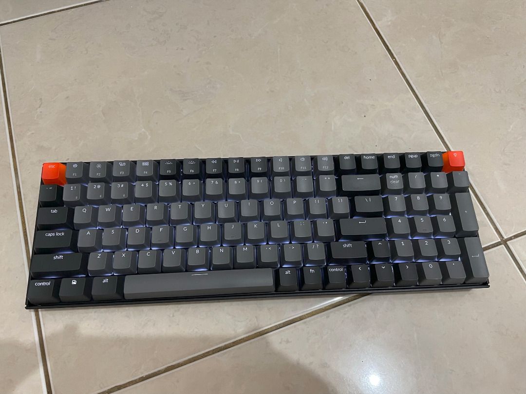 Keychron K Hot Swappable BLUE Switch WHITE Backlight PLASTIC Frame Elektronik Bagian Komputer