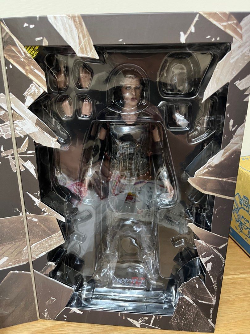 Hot Toys 惡靈古堡 愛麗絲 12吋公仔 電玩遊戲 電玩周邊與設備 互動遊戲公仔在旋轉拍賣