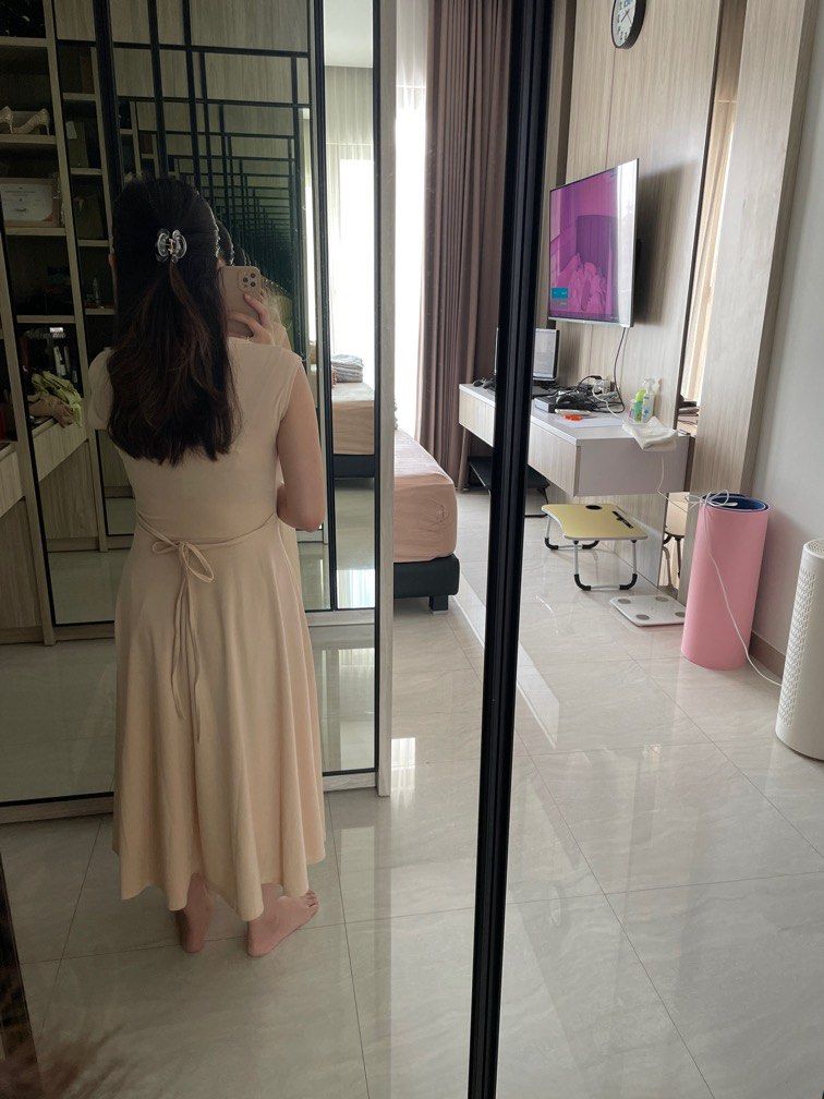 Mididress Nude Fesyen Wanita Pakaian Wanita Gaun Rok Di Carousell