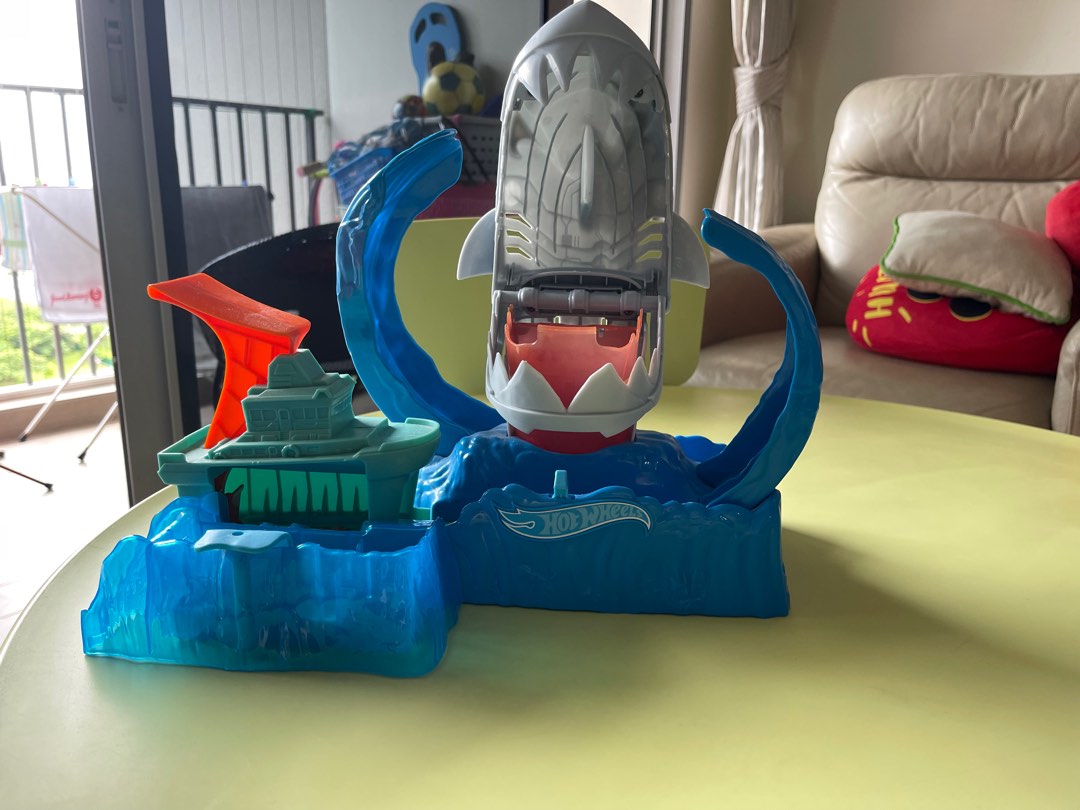 Hot Wheels City Shark Loop Frenzy Playset Hobbies Toys Toys Games On Carousell