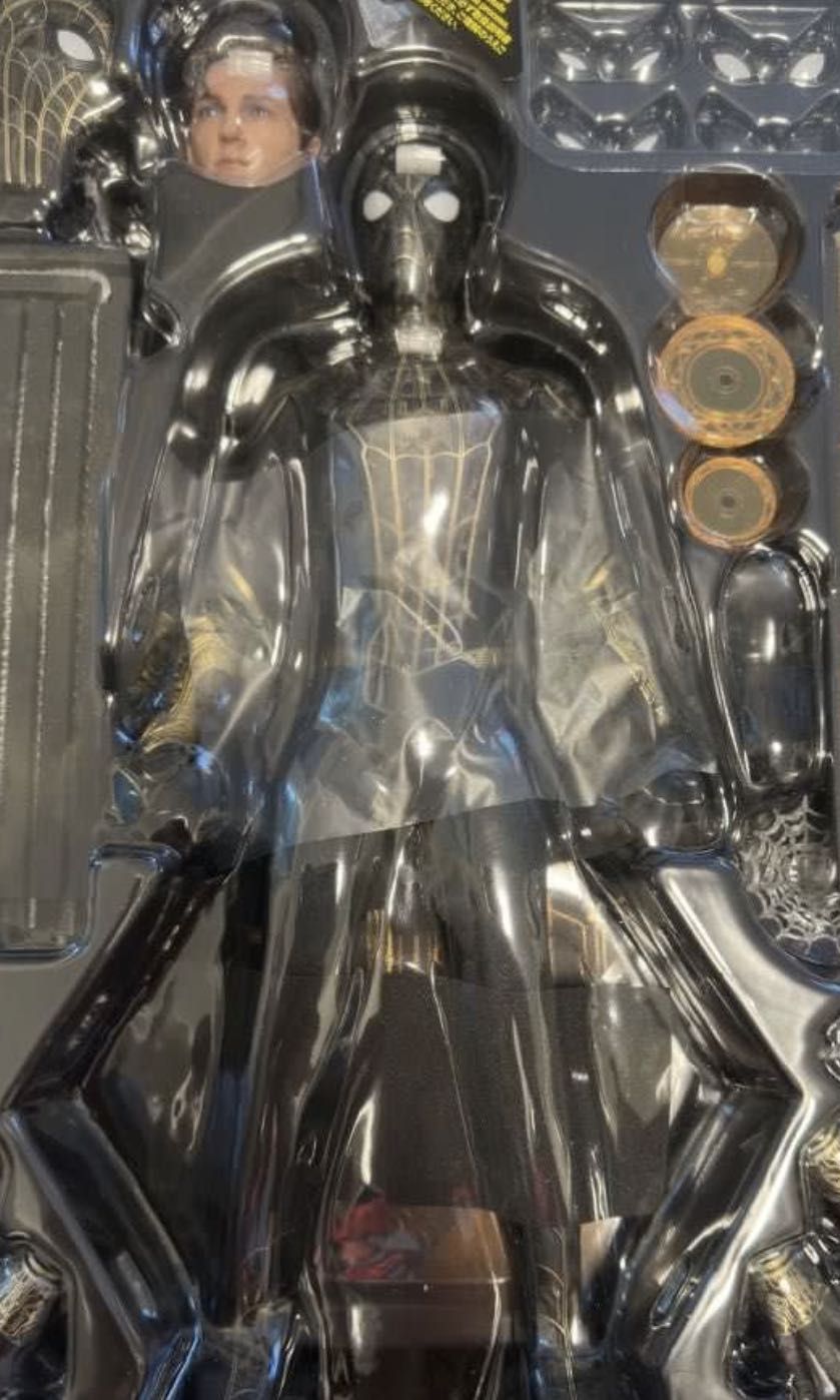 Hot toys spider man black and gold suit mms 興趣及遊戲 玩具 遊戲類 Carousell