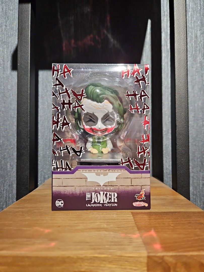 Hot Toys Batman The Dark Knight Trilogy The Joker Laughing Version