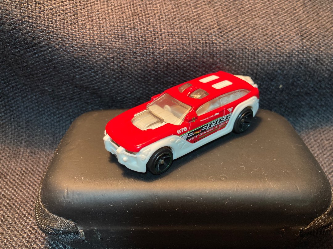 Hot Wheels 風火輪 HW PURSUIT 無盒 書籍休閒與玩具 玩具公仔桌遊在旋轉拍賣
