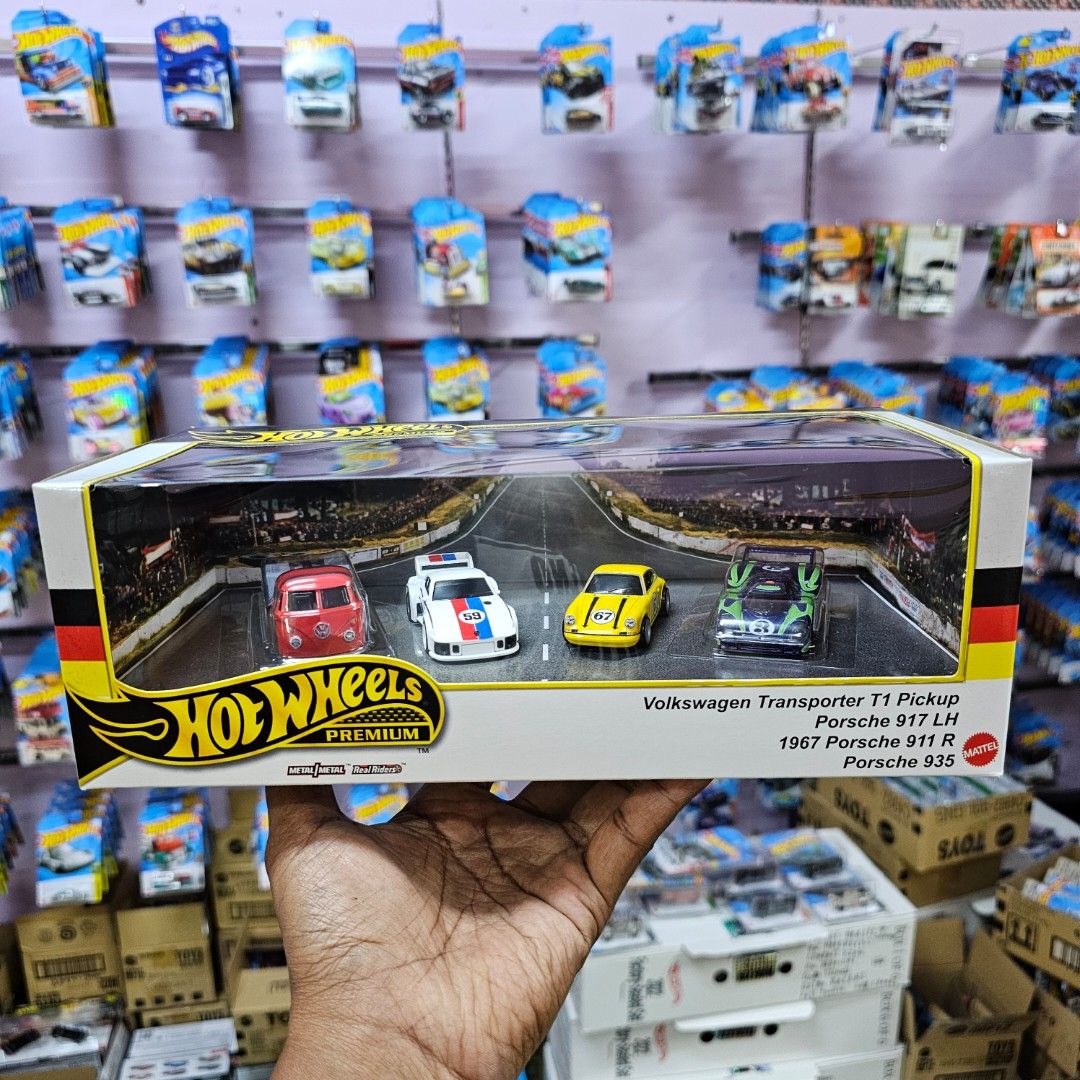 HOT WHEELS PREMIUM GARAGE SET BOX PORSCHE 935 PORSCHE 911 PORSCHE 917 LH VOLKSWAGEN T1 TRANSPORT