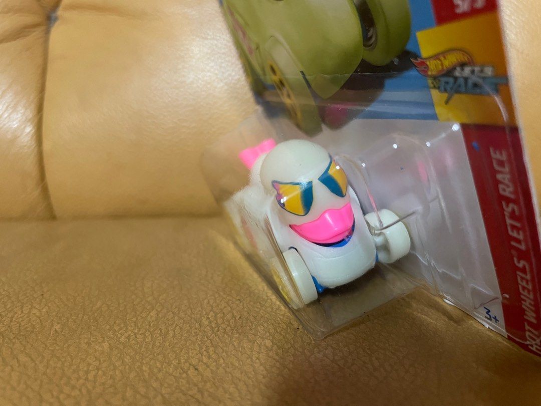 現貨 正版 全新 絕版 風火輪 hot wheels 鴨子車 夜光版本 duck nroll 書籍休閒與玩具 玩具公仔桌遊在旋轉拍賣