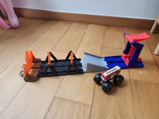 Hot Wheels Monster Trucks Glow In The Dark 10 Pack Collection Set Including Invader Gunkster