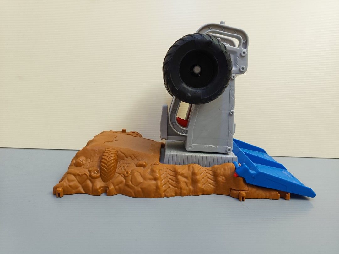 Hot Wheels Monster Trucks Arena Smashers Bone Shaker Tire Press Challenge Playset Hobbies