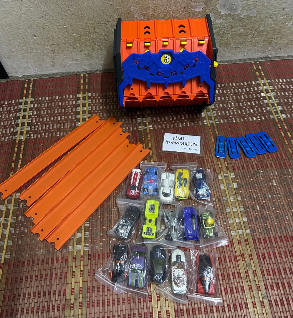 Hot Wheels Roll Out Raceway Track Hobbies Toys Toys Games On Carousell
