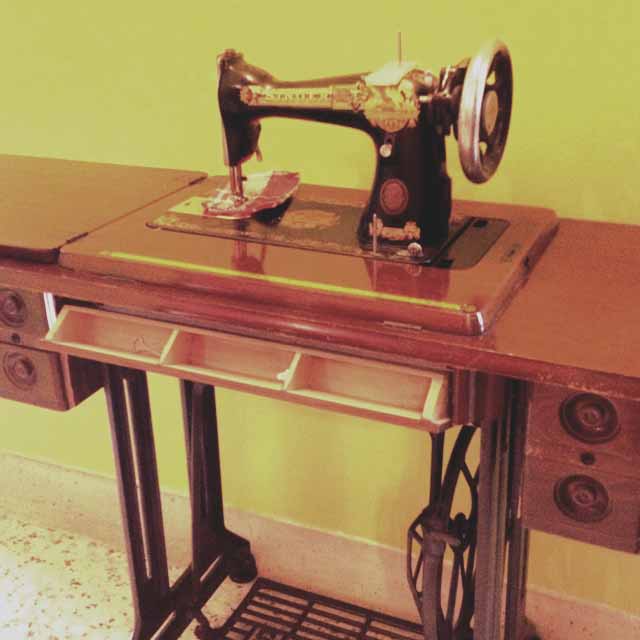 Old school Singer sewing machine , Hobbies & Toys, Memorabilia
