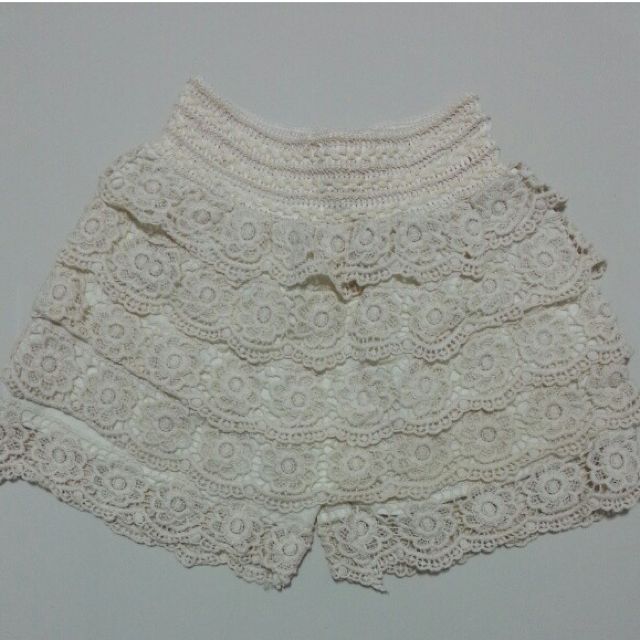Lace short in white , Women's Fashion, Tops, Sleeveless on Carousell