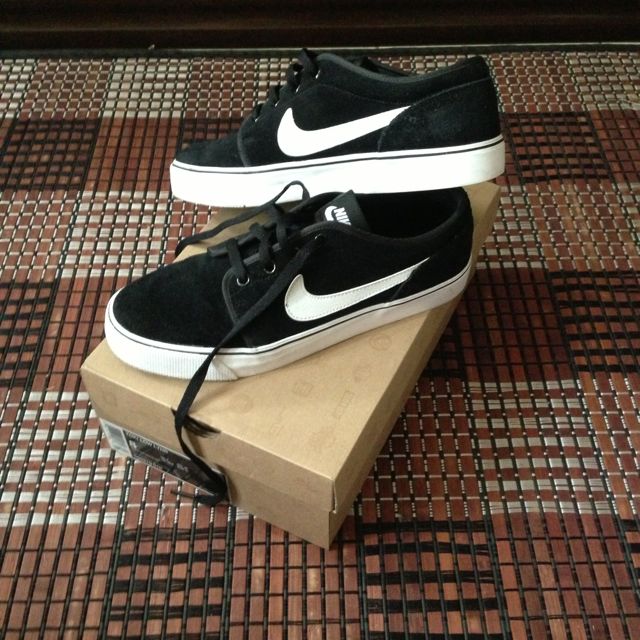 nike toki low men's