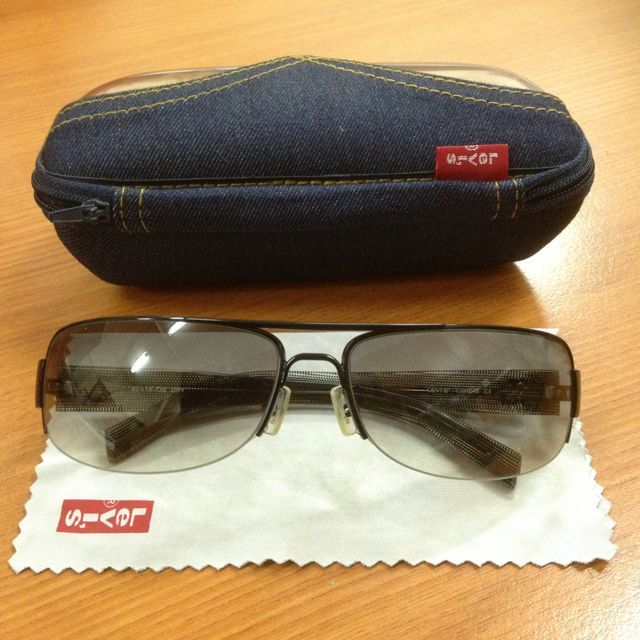 Price Reduced! $60/- Levi's Sunglasses, Luxury, Bags & Wallets on Carousell