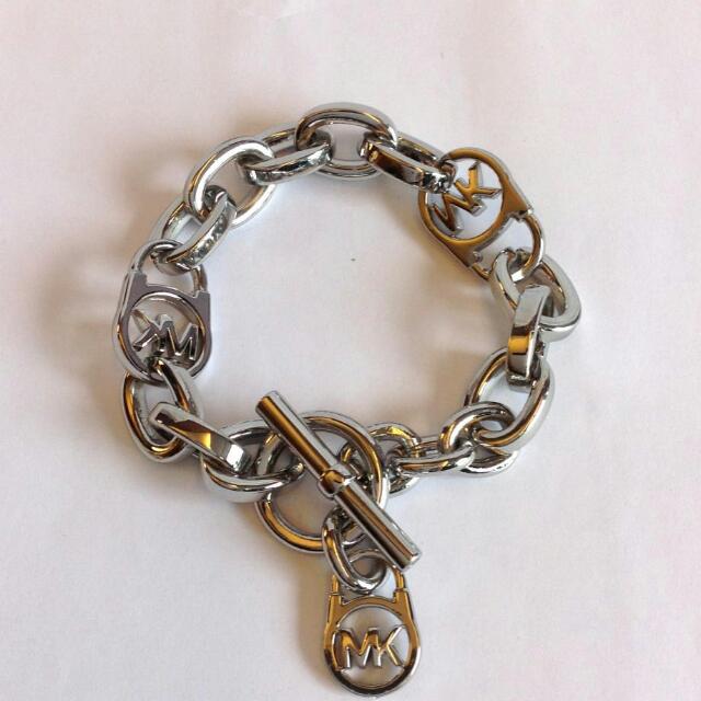 Michael kors logo 2025 lock charm bracelet